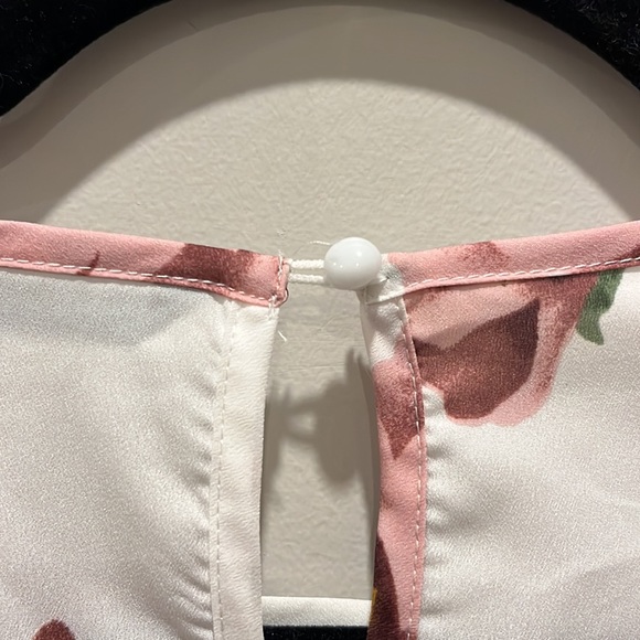 Light weight top with lace sleeves, Size M, white with flowers, NWOT - Picture 3 of 5